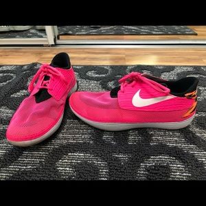 Neon pink nike shoes. In great condition!